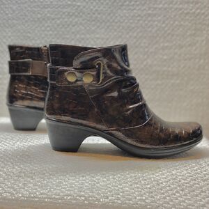 Easy Street Comfort Wave Size 8.5 Croc Bronze Ankle Bootie Unique Ankle Details